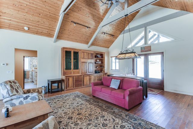 7042 Palomino Drive, Sanger, CA 93657