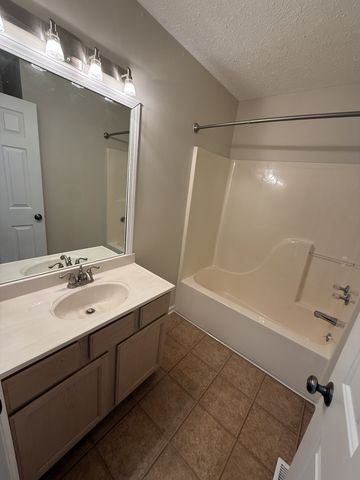 104 Edgehill Ln, Hendersonville, TN 37075