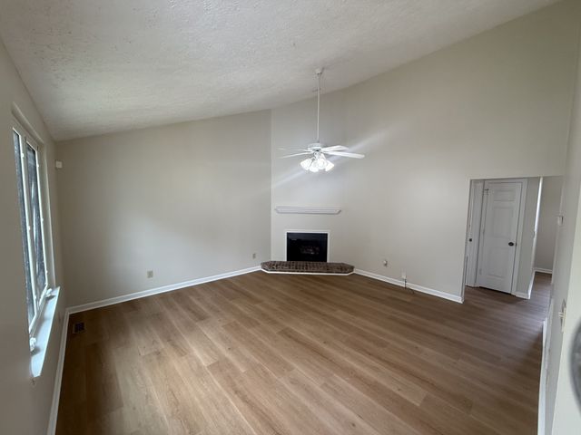 104 Edgehill Ln, Hendersonville, TN 37075