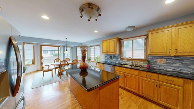 52688 Clinton Oak Lane, Shelby Twp, MI 48316