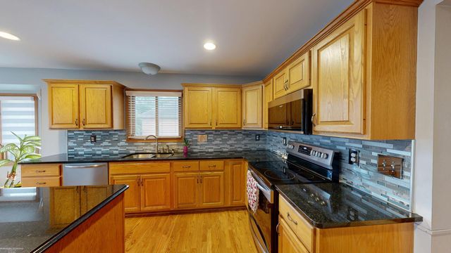 52688 Clinton Oak Lane, Shelby Twp, MI 48316