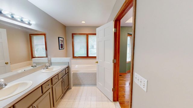 52688 Clinton Oak Lane, Shelby Twp, MI 48316