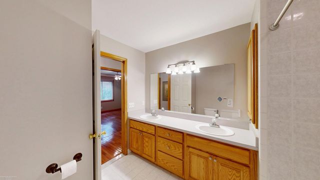 52688 Clinton Oak Lane, Shelby Twp, MI 48316