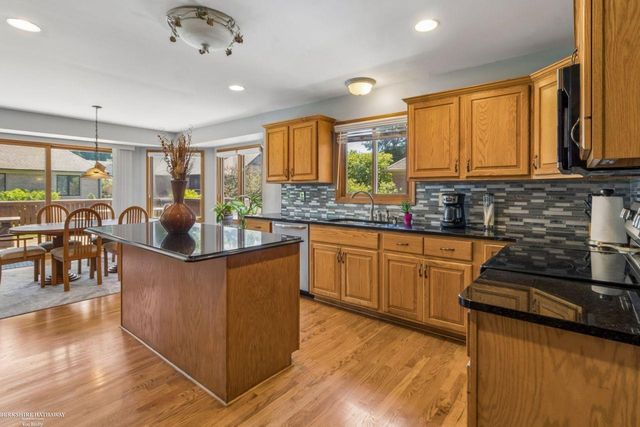 52688 Clinton Oak Lane, Shelby Twp, MI 48316