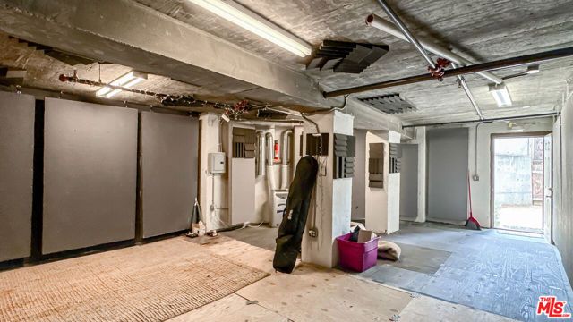 6820 Whitley Terrace, Los Angeles, CA 90068