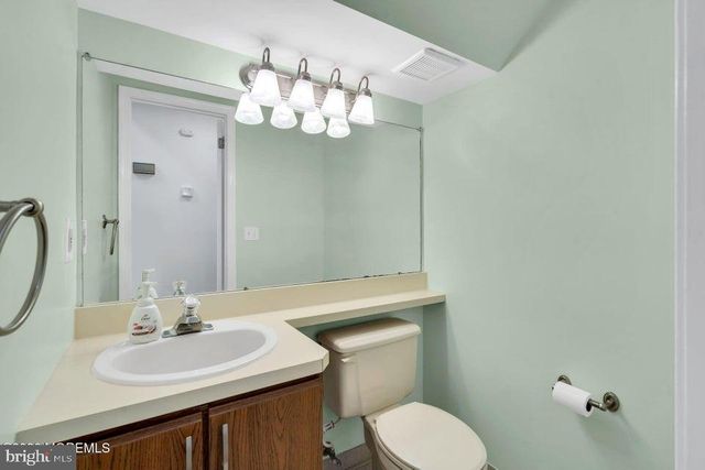 2004 MEADOWLANDS CT, Toms River, NJ 08755
