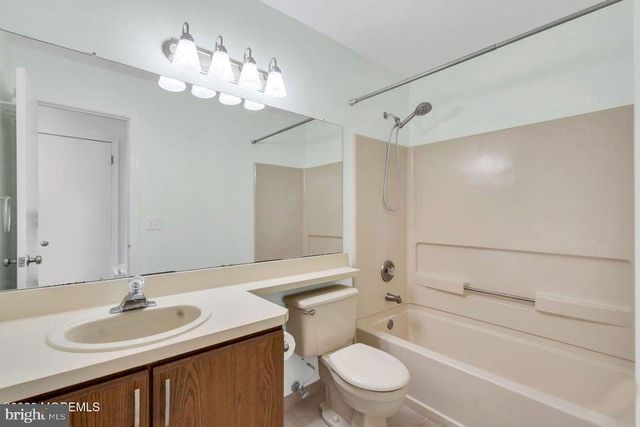 2004 MEADOWLANDS CT, Toms River, NJ 08755