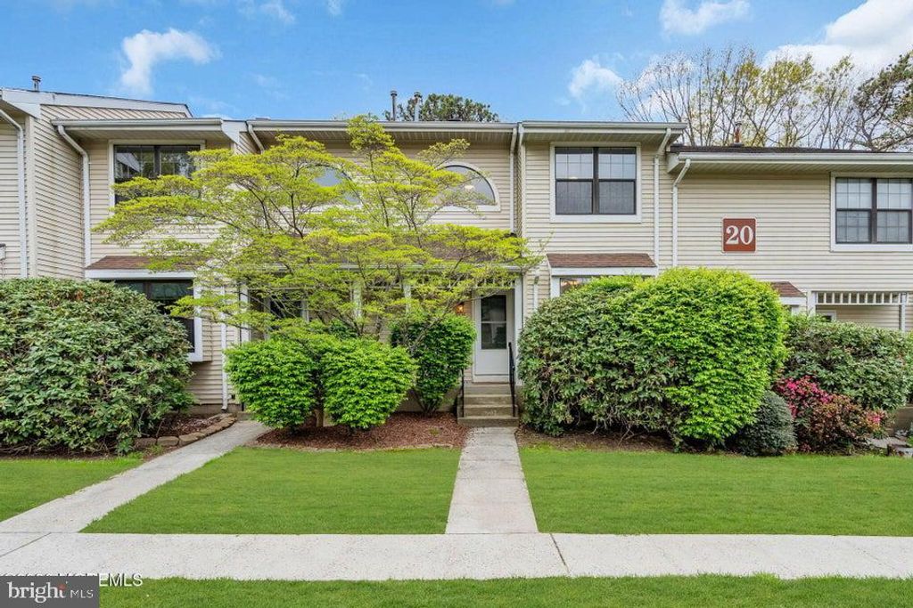 2004 MEADOWLANDS CT, Toms River, NJ 08755