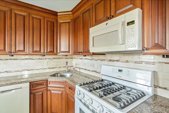 6701 152nd Street 220A, Flushing, NY 11367
