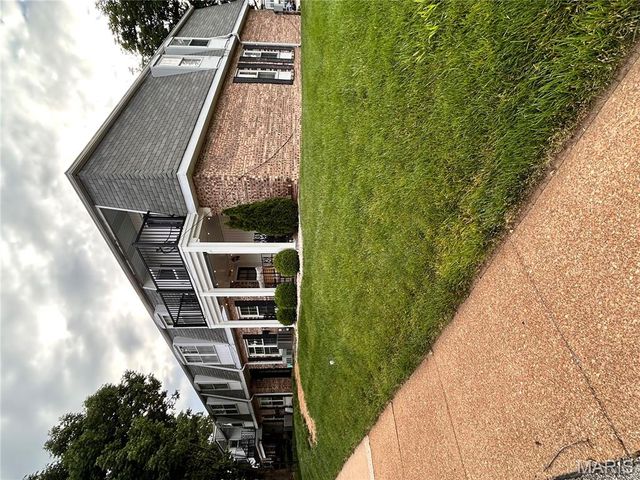 1677 Herault place #B Place B, St Louis, MO 63125