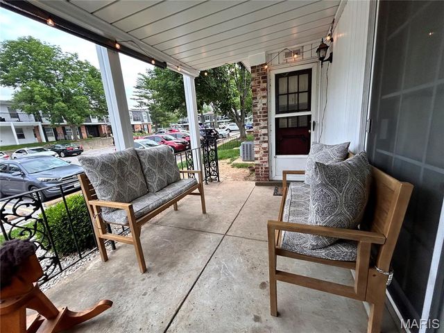 1677 Herault place #B Place B, St Louis, MO 63125