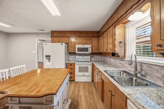 102 Shady Oak Drive, Weatherford, TX 76087