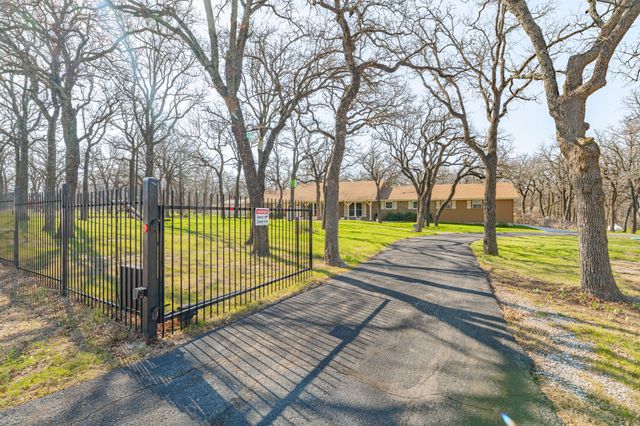 102 Shady Oak Drive, Weatherford, TX 76087