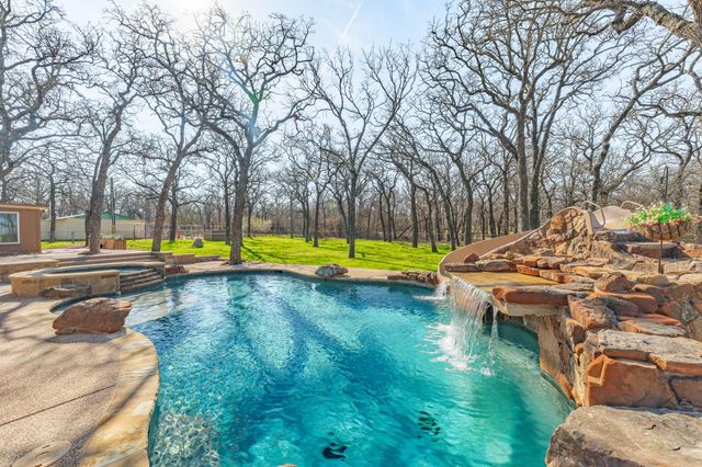102 Shady Oak Drive, Weatherford, TX 76087