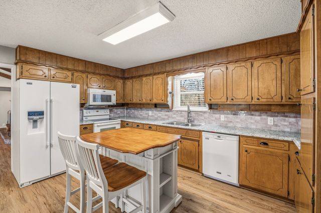 102 Shady Oak Drive, Weatherford, TX 76087