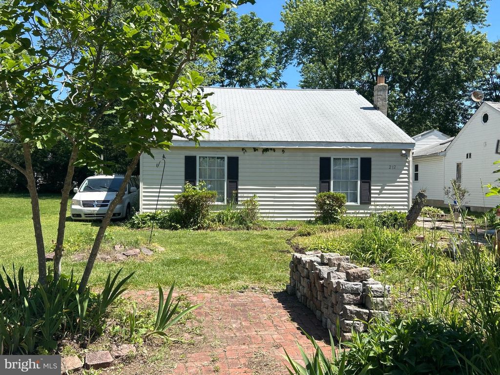 Image 1 of property listing at 212 LAKEVIEW AVE, Edgewater, MD 21037