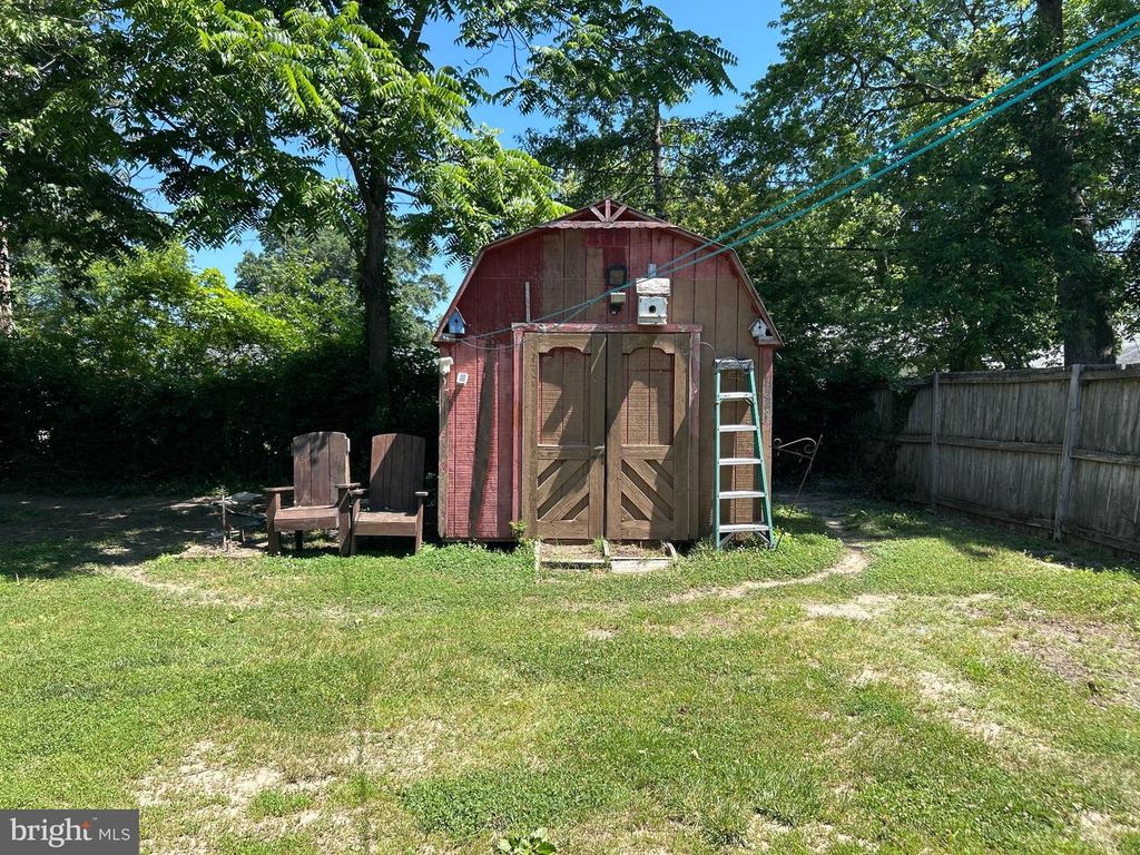 Image 2 of property listing at 212 LAKEVIEW AVE, Edgewater, MD 21037