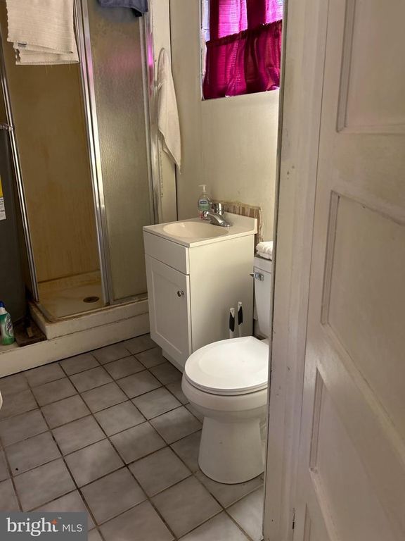 Image 4 of property listing at 212 LAKEVIEW AVE, Edgewater, MD 21037