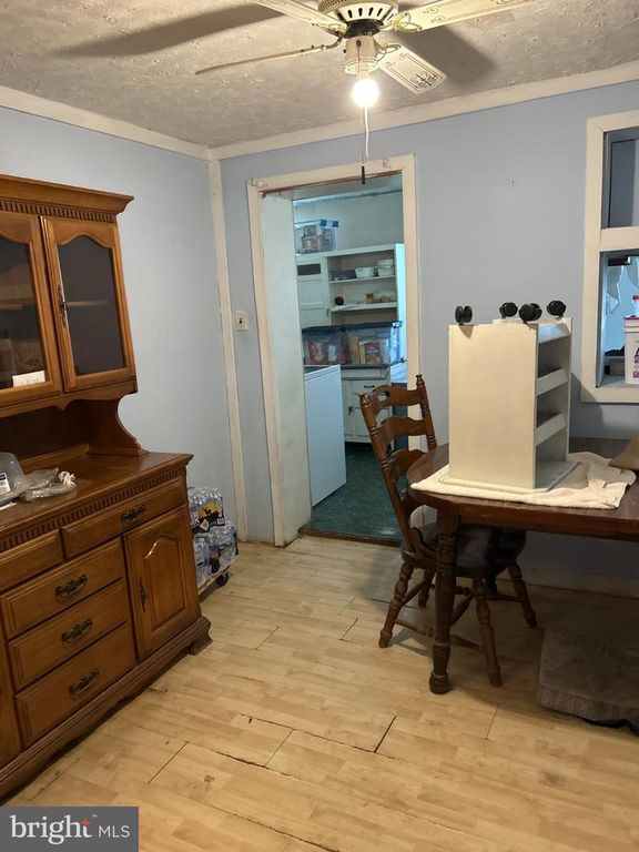 Image 6 of property listing at 212 LAKEVIEW AVE, Edgewater, MD 21037