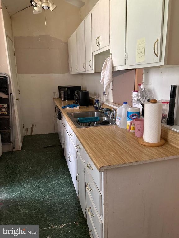 Image 8 of property listing at 212 LAKEVIEW AVE, Edgewater, MD 21037