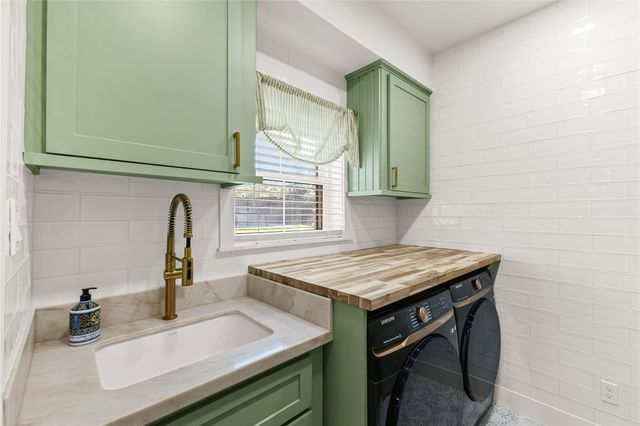 211 Buffalo Creek Court, Bellville, TX 77418