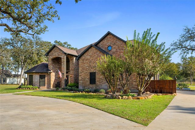 211 Buffalo Creek Court, Bellville, TX 77418