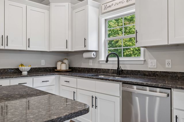 1394 Theta Pike, Columbia, TN 38401
