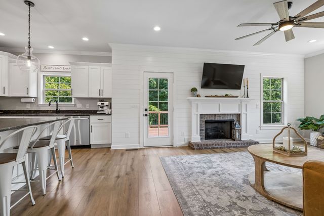 1394 Theta Pike, Columbia, TN 38401