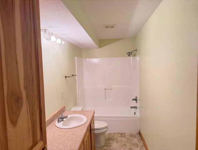 38634 Henna Circle, North Branch, MN 55056