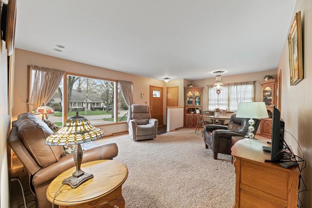 1129 Osterman Avenue, Deerfield, IL 60015