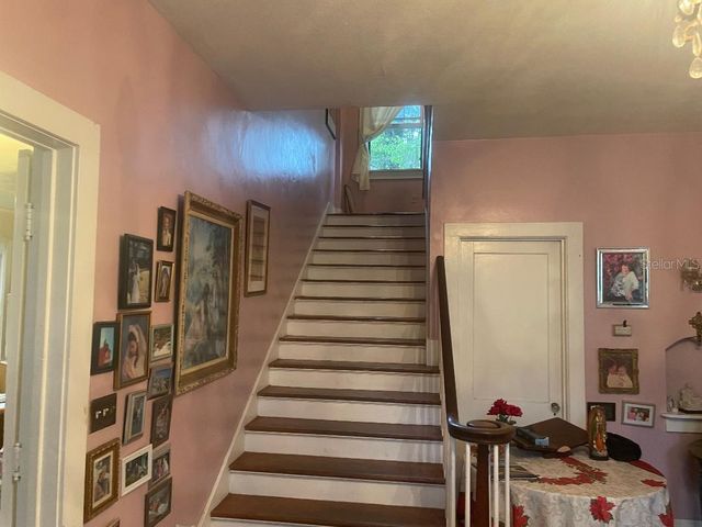 635 NE 9TH AVENUE, Gainesville, FL 32601