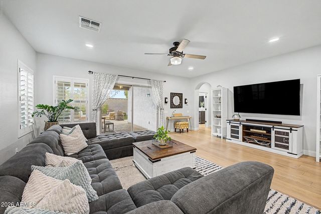 10781 W SADDLEHORN Road, Peoria, AZ 85383