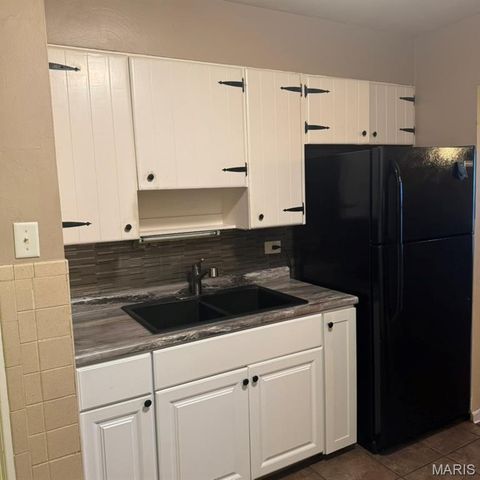 10016 Lakemoor Drive, St Louis, MO 63136
