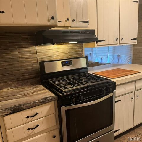 10016 Lakemoor Drive, St Louis, MO 63136