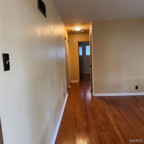 10016 Lakemoor Drive, St Louis, MO 63136