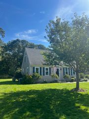 87 Seabrook Dr, Falmouth, MA 02536