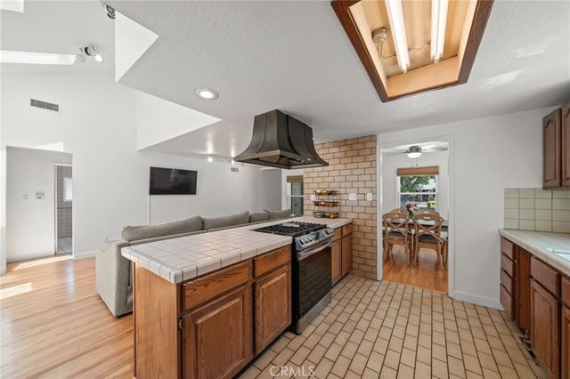 941 E Ridgewood, Long Beach, CA 90807