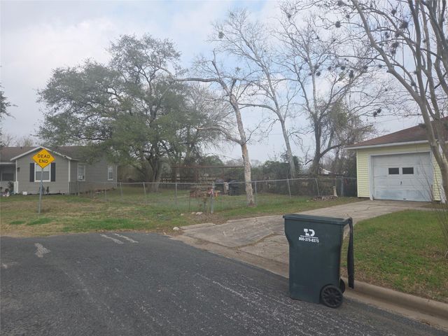 1216 Merchant Street, El Campo, TX 77437