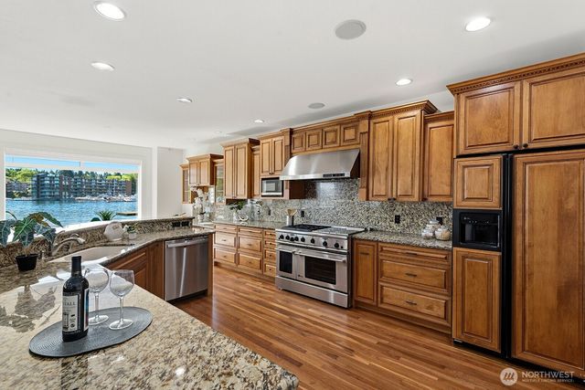 8696 Island Drive S, Seattle, WA 98118