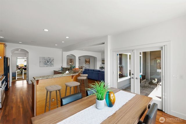 8696 Island Drive S, Seattle, WA 98118