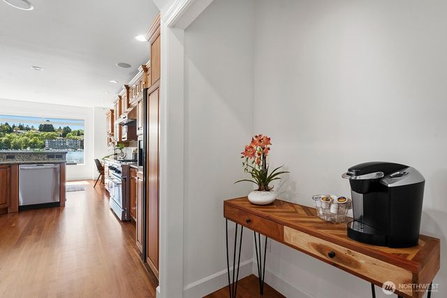 8696 Island Drive S, Seattle, WA 98118