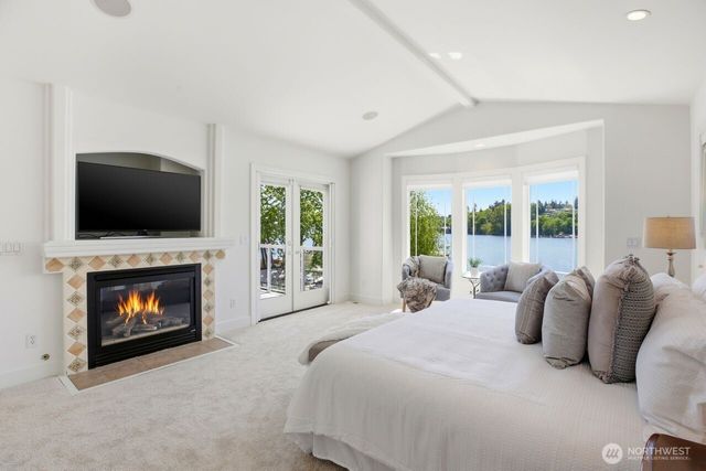 8696 Island Drive S, Seattle, WA 98118