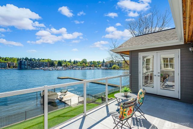 8696 Island Drive S, Seattle, WA 98118