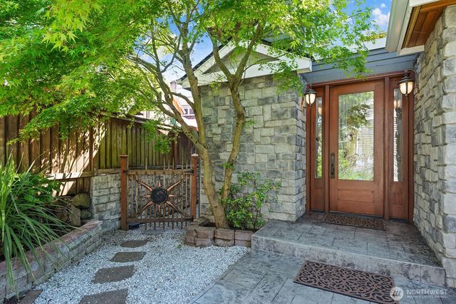 8696 Island Drive S, Seattle, WA 98118