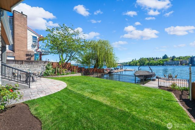 8696 Island Drive S, Seattle, WA 98118