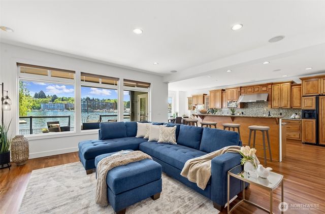 8696 Island Drive S, Seattle, WA 98118