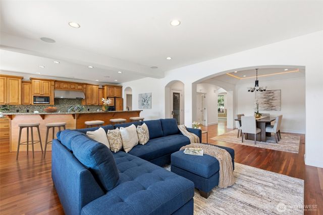 8696 Island Drive S, Seattle, WA 98118