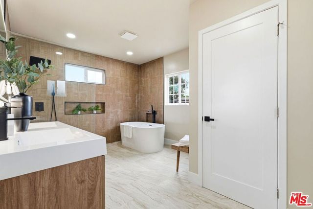 6015 Keniston Avenue, Los Angeles, CA 90043