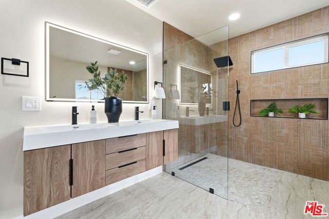 6015 Keniston Avenue, Los Angeles, CA 90043