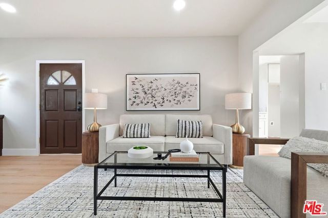 6015 Keniston Avenue, Los Angeles, CA 90043